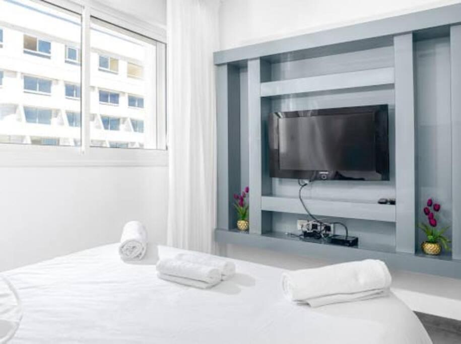 Apartment By Eezy - דירת 3 חדרי שינה וסלון 200 מטר מהים - Palmore 15 *